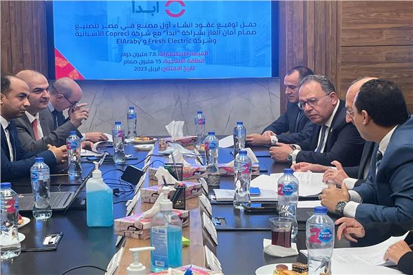 صورة من حفل التوقيع