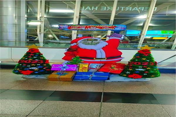 أشجار الكريسماس بمطار القاهرة