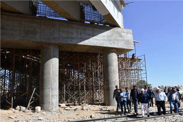 لخلق محاور تنموية جديدة.. محافظ أسوان يتابع الأعمال الجارية بمشروع  كوبري السيل العلوي 