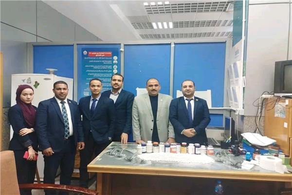 رجال الجمارك و امامهم المضبوطات