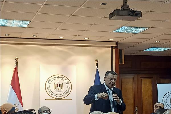 احمد عيسي  وزير السياحة والاثار