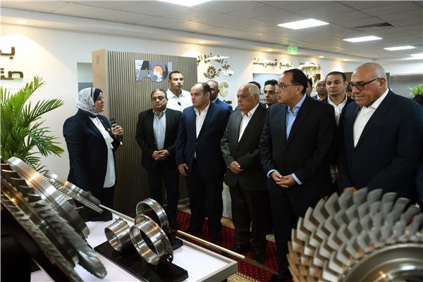 رئيس الوزراء خلال جولته بالمصنع