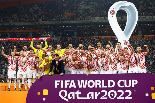 لحظة تتويج منتخب كرواتيا بميداليات المركز الثالث 