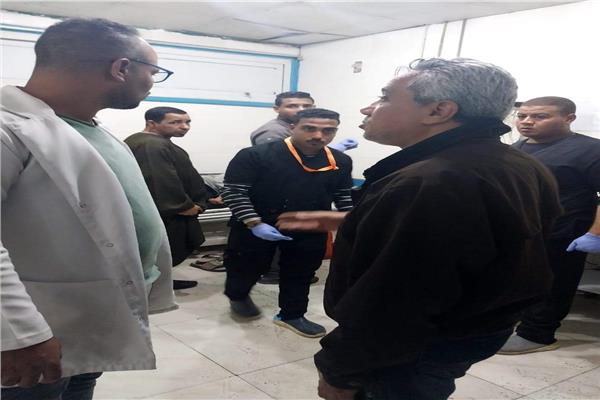 وكيل وزارة الصحة بقنا يتابع الحالة الصحية لمصابي الطريق الصحراوي