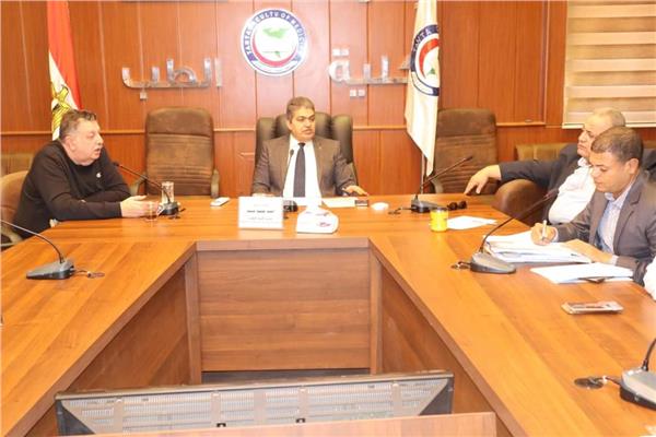 رئيس جامعة طنطا خلال الاجتماع