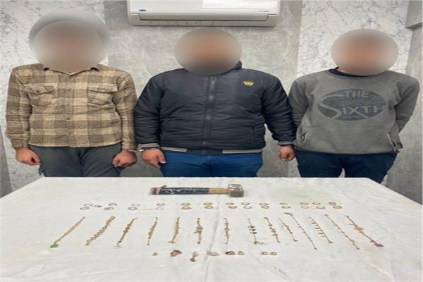 المتهمين وبحوزتهما المضبوطات