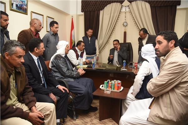 اللواء خالد شعيب محافظ مطروح خلال الاجتماع
