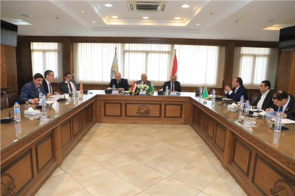 محافظ الجيزة يناقش ملفات الصرف الصحي والطرق والصحة والسرفيس 