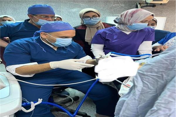 الفريق الطبي أثناء إجراء الجراحة