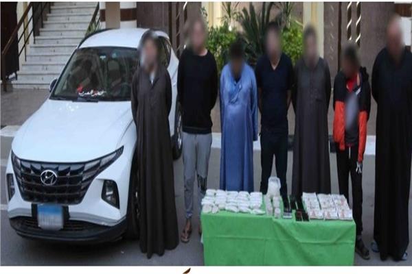 المتهمين وبحوزتهما المضبوطات