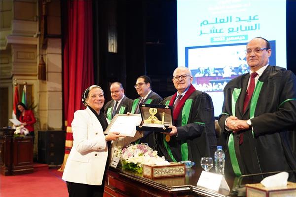 أثناء تكريم وزيرة البيئة 