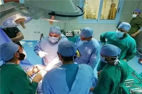 الفريق الطبي أثناء إجراء الجراحة