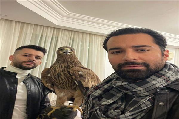 طائر العقاب يتوسط أحمد حاتم ورامز أمير