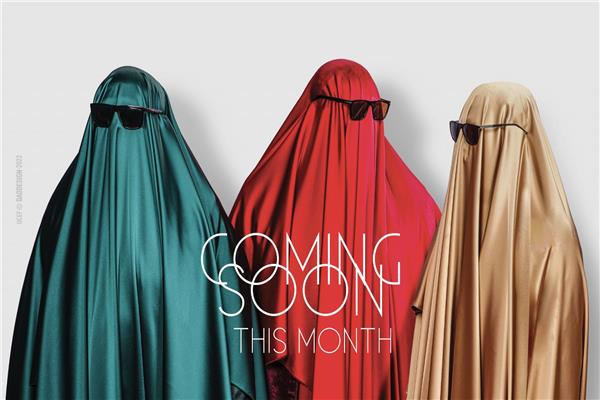 شباب يرتدون ملابس ملونة