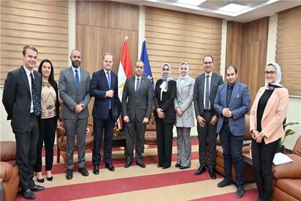 رئيس هيئة الدواء المصرية يستقبل السفير البريطاني بالقاهرة  