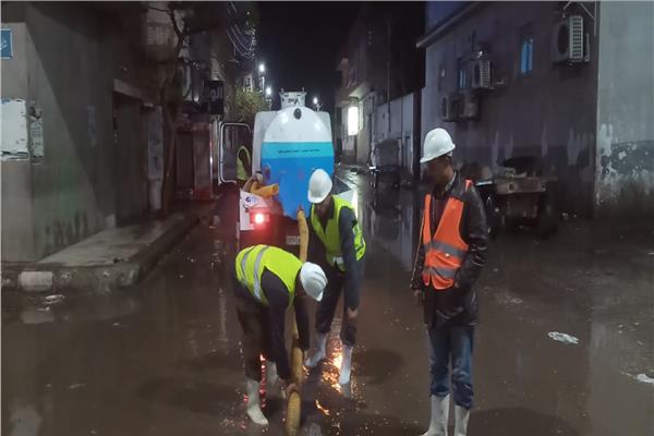جانب من عمليات إزالة الأمطار 