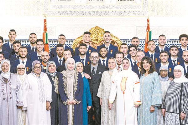 الملك محمد السادس ملك المغرب حرص على تقليد «أسود الأطلسى» الأوسمة الملكية