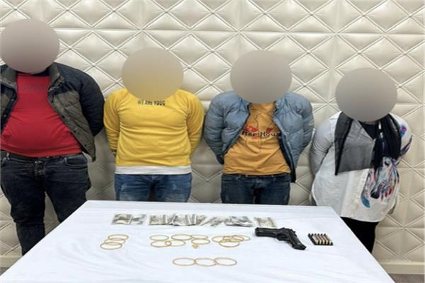 المتهمون وبحوزتهم المضبوطات