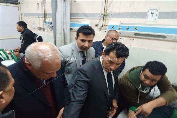 محافظ الجيزة ووزير الشباب والرياضة بمستشفى أكتوبر العام