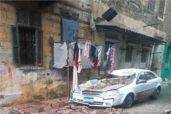 انهيار شرفة عقار قديم بمنطقة الورديان