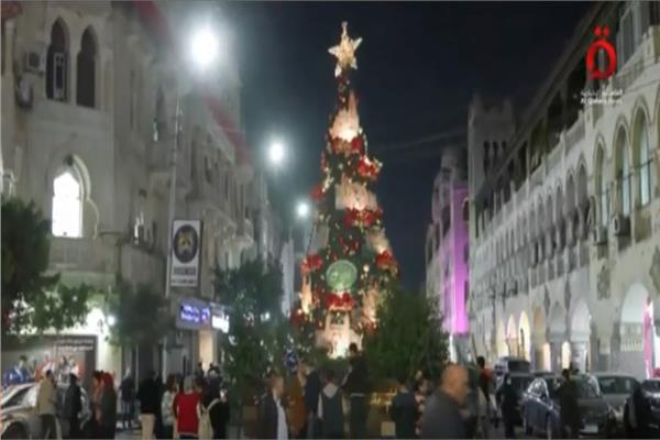 العالم يضيء شجرة الكريسماس