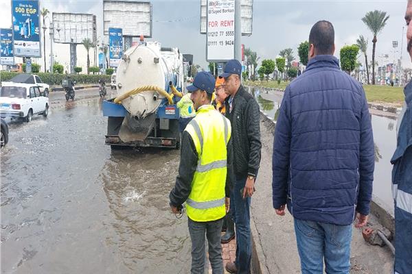 رئيس "صرف صحي الإسكندرية" يتفقد كسح مياه الأمطار