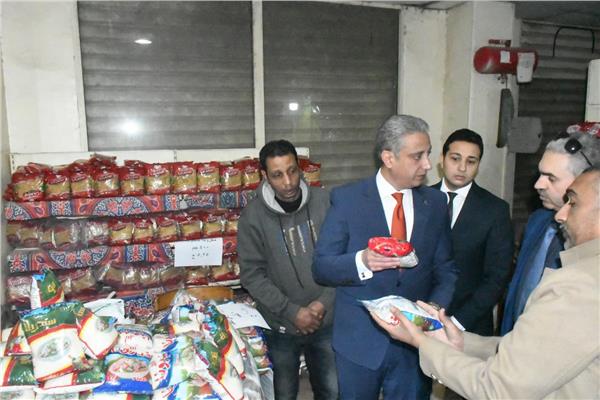 محافظ الفيوم يتابع سير العمل ويطمئن على توافر السلع 