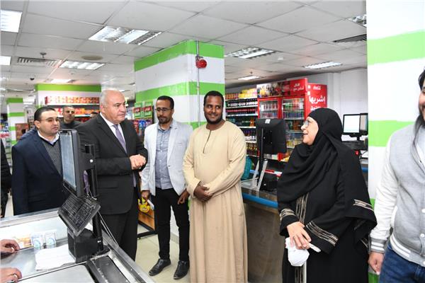 اللواء أشرف الداودي محافظ قنا خلال جولته