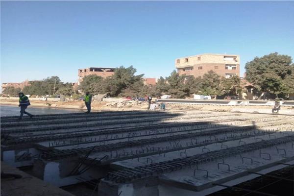 مواصلة الأعمال فى كوبرى الإصلاح البحرية بكوم أمبو