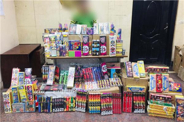 ضبط 750 ألف قطعة ألعاب نارية داخل مخزن بالجمالية