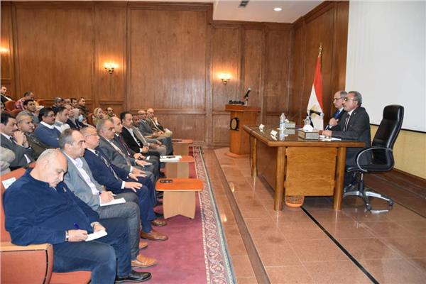 لقاء مع العاملين لمتابعة سير العمل    
