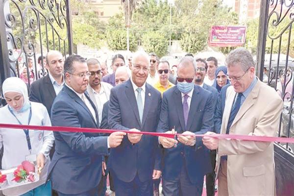 محافظ القليوبية والقيادات التنفيذية أثناء افتتاح أحد المشروعات الجديدة