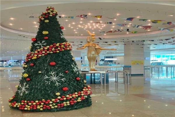 المطارات المصرية تستعد للعام الجديد بالهدايا وأشجار الكريسماس