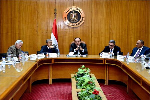 وزير الصناعة خلال الاجتماع