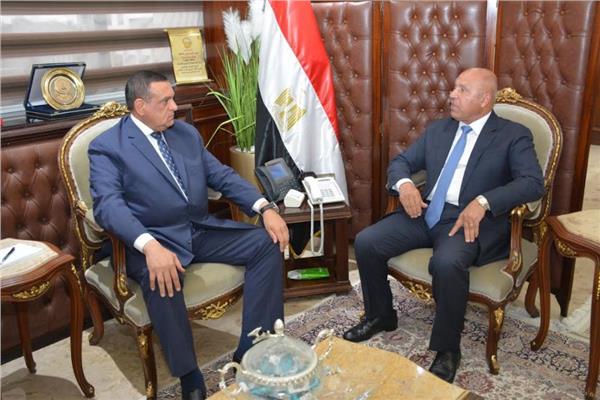 وزير التنمية المحلية خلال لقائه بوزير النقل 