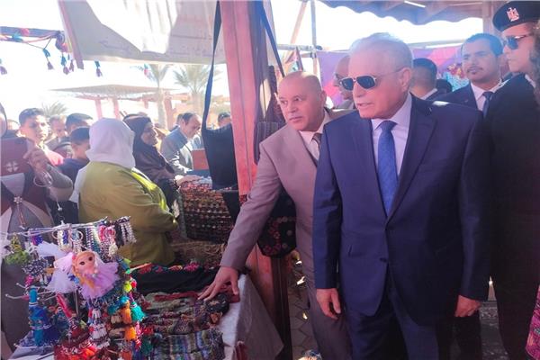 اللواء خالد فودة يتفقد المعروضات