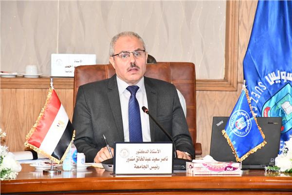 الدكتور ناصر مندور رئيس جامعة قناة السويس