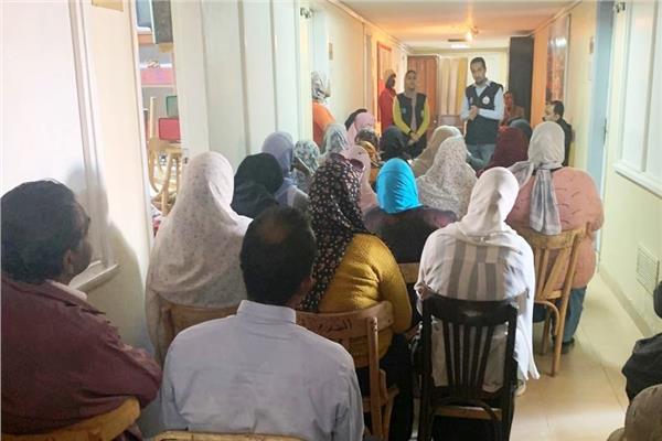  محافظ أسوان يكلف المسئولين بتكثيف الندوات التعريفية 