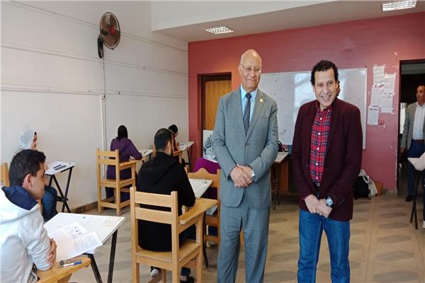 رئيس جامعة بنها يتفقد لجان الامتحانات بـ3 كليات