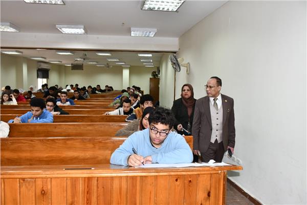  انتظام سير الامتحانات النظرية لنهاية  الفصل الدراسي الاول بجامعة قناة  السويس