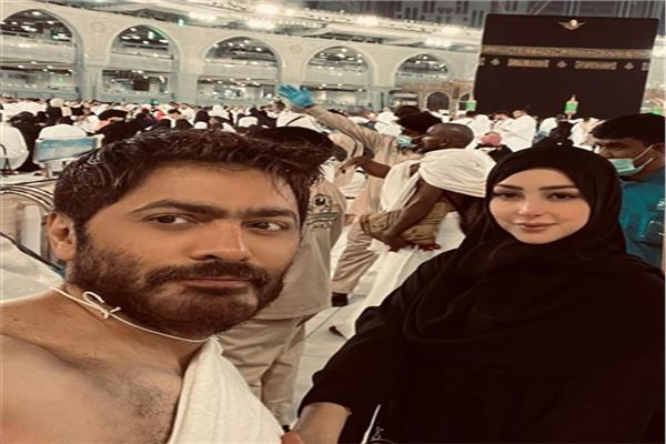 تامر حسني مع زوجته