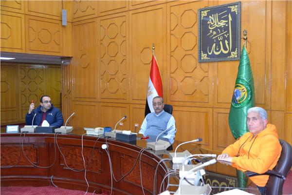 محافظ الإسماعيلية يعقد اجتماعا لمتابعة خطة تطوير ورفع كفاءة الطرق