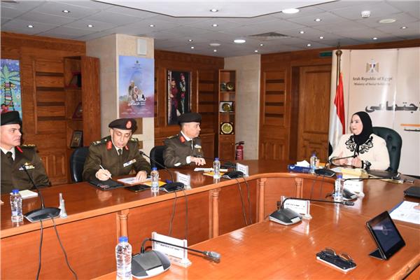 الدكتورة نيفين القباج وزيرة التضامن الاجتماعى خلال لقاءها بمدير الإشارة