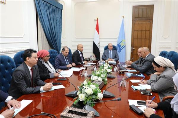  محافظ القاهرة خلال الاجتماع