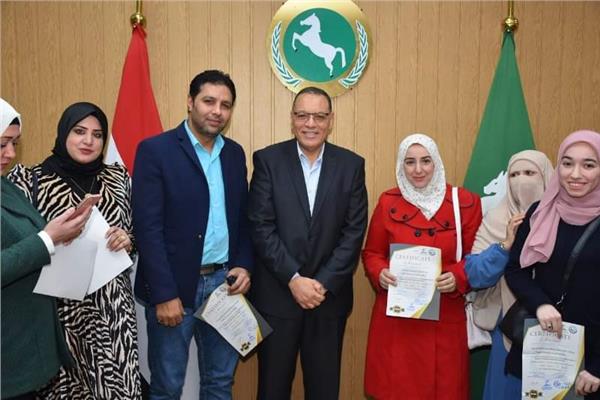 محافظ_الشرقية   يسلم  شهادات إتمام دورة أساسيات التحول الرقمي   لعدد 97 متدرب