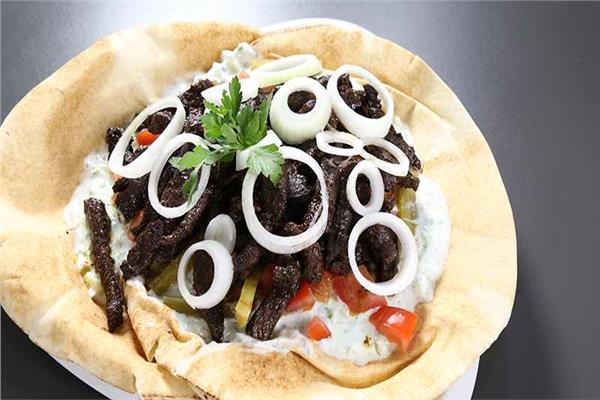 شرائح اللحم مع صلصلة اللبن والخيار
