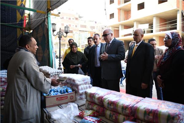 محافظ قنا يفاجئ عدد من المجمعات الإستهلاكية