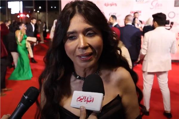 الفنانة دينا