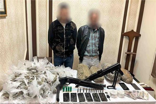 المتهمان وبحوزتهما المضبوطات