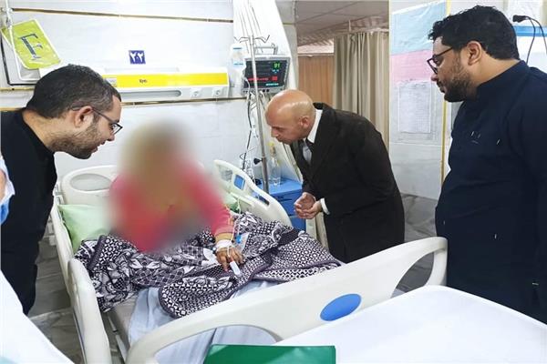 وكيل وزارة الصحة خلال جولة بأحد المتستشفيات